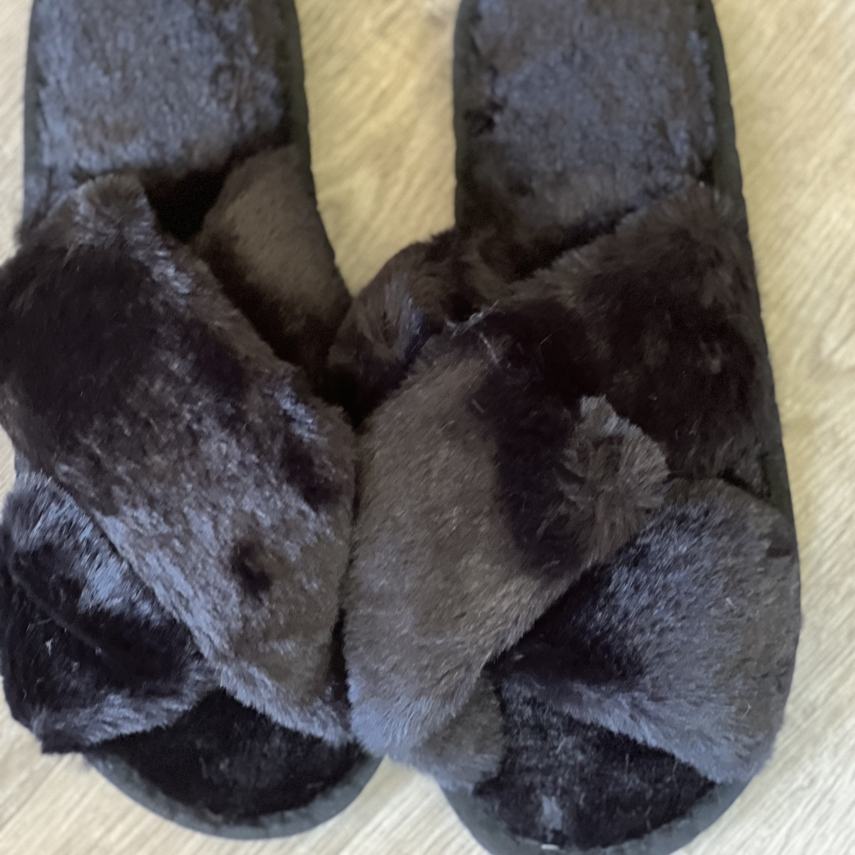 Fluffy Slippers - Black